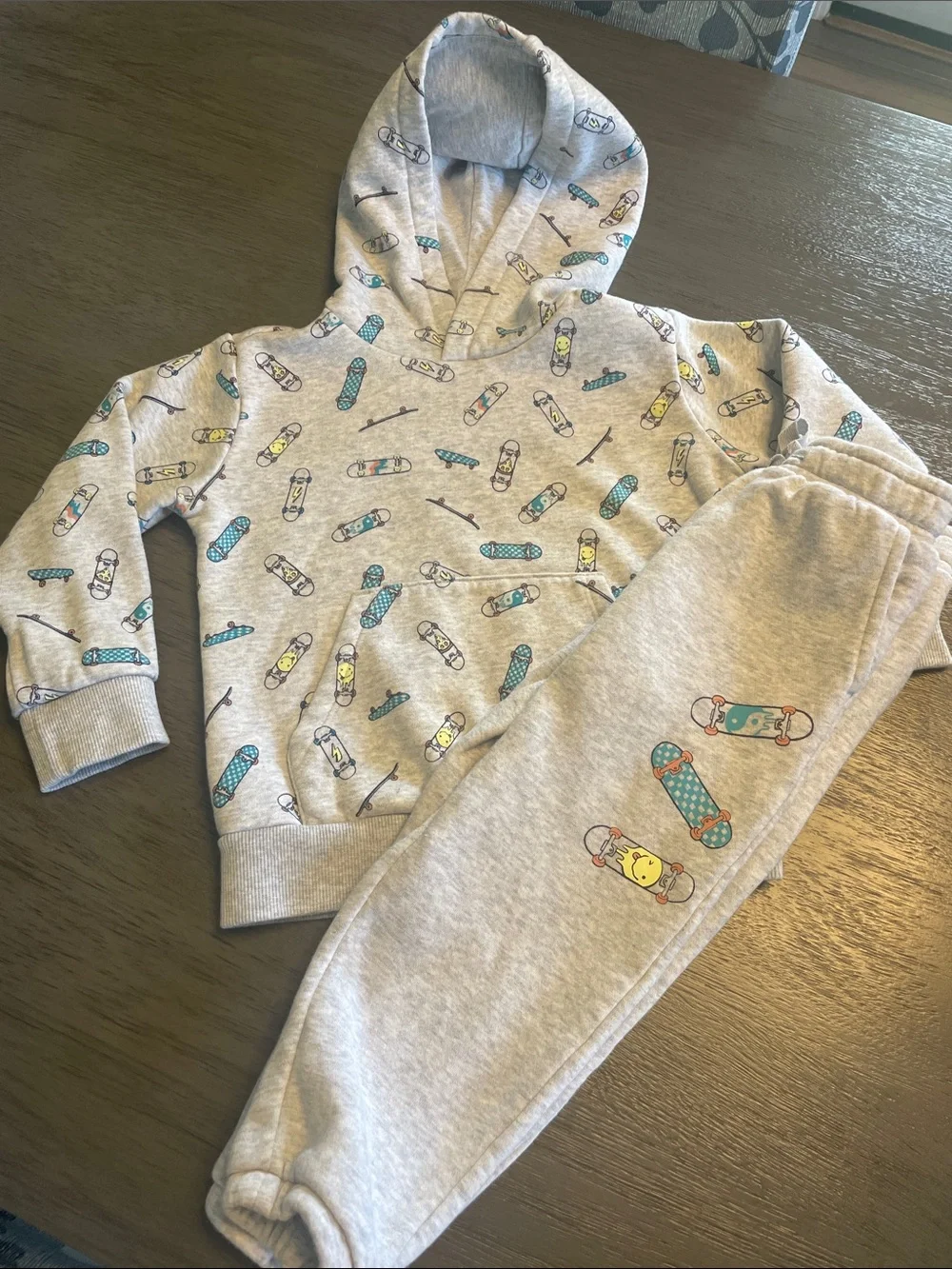Tucker & Tate 2-piece sweatsuit with skateboards size 3T